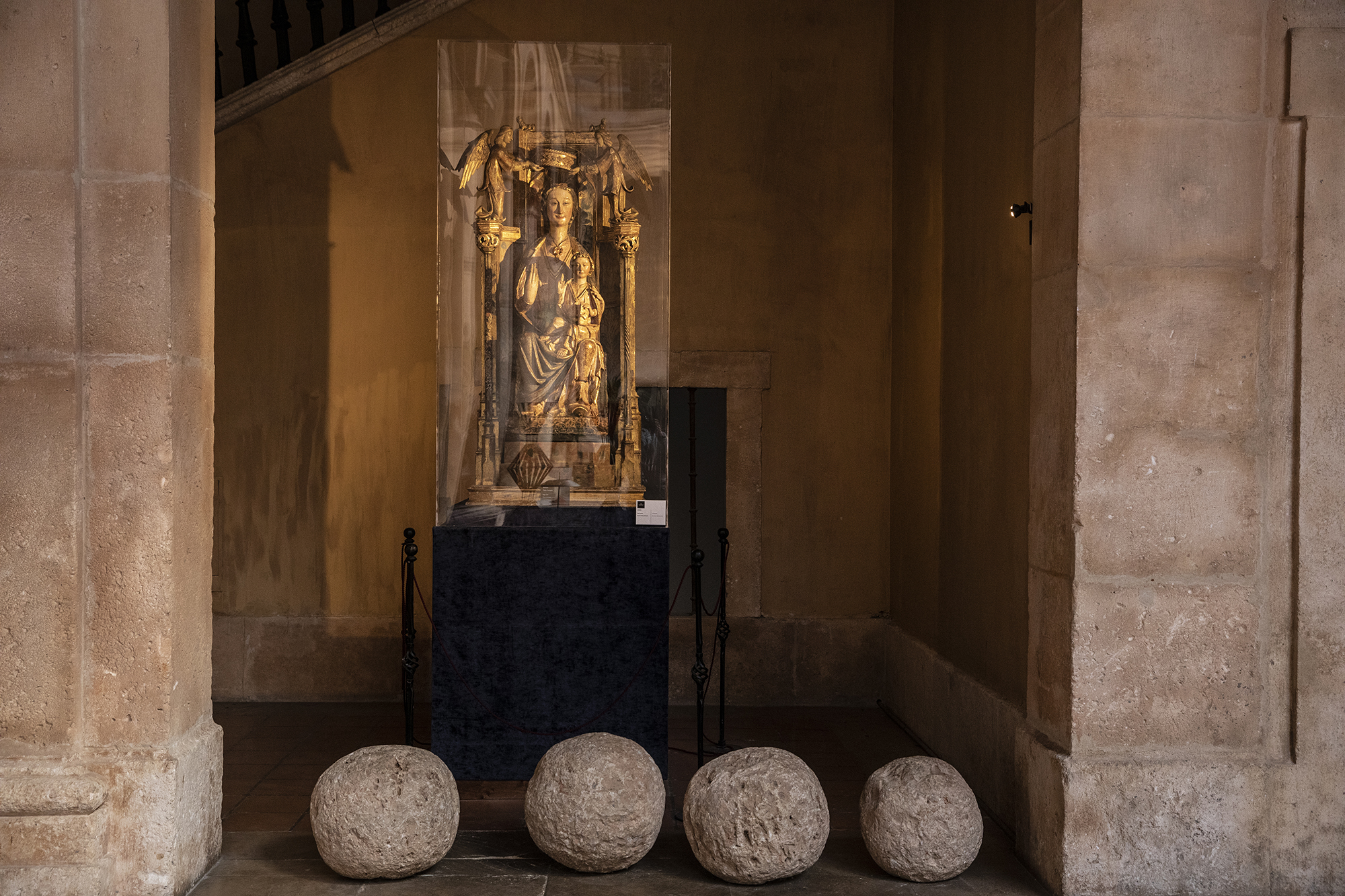 La virgen del trono (s.XIV) es una de las piezas de artes con más valor de la colección de Paradores