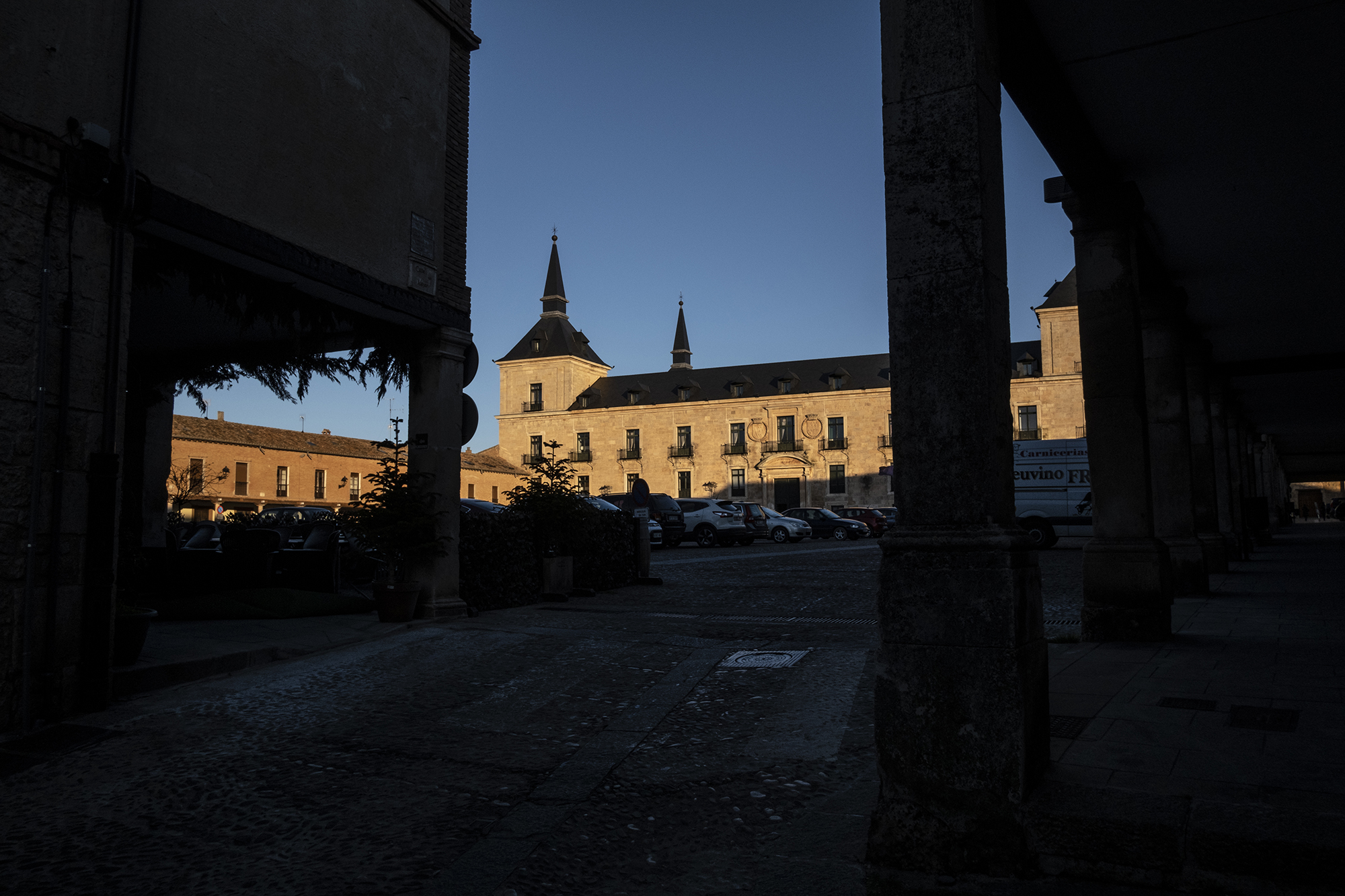 El perfil del palacio ducal domina la Plaza Mayor de Lerma