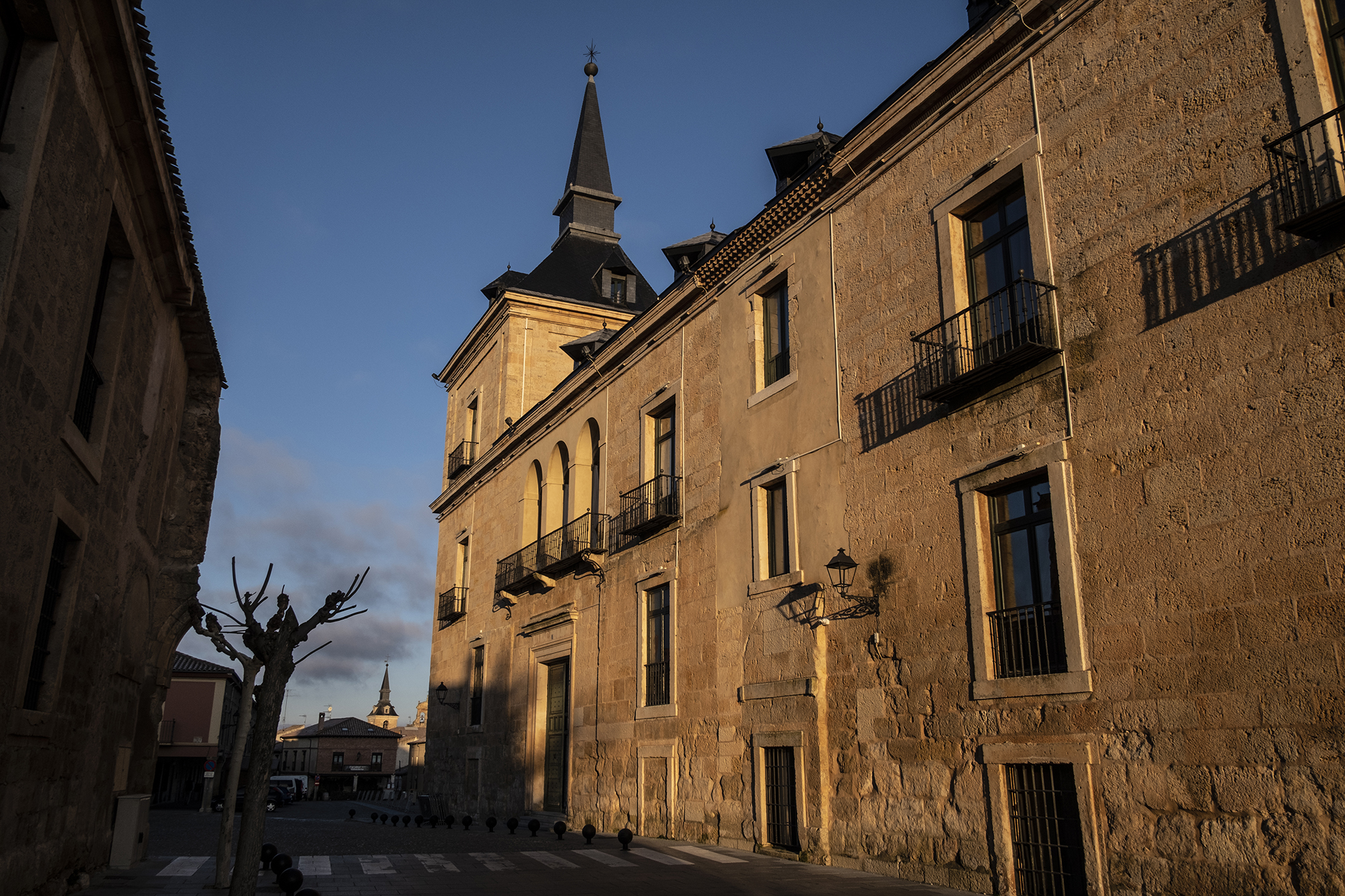 El Parador de Lerma frente al Convento de San Blas