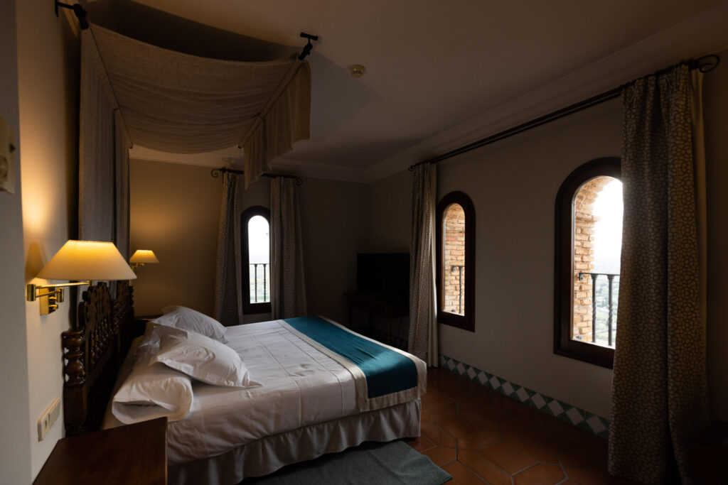 Habitación 218 del Parador de Alcañiz ubicada en una de las torres del antiguo palacio del infante don Felipe