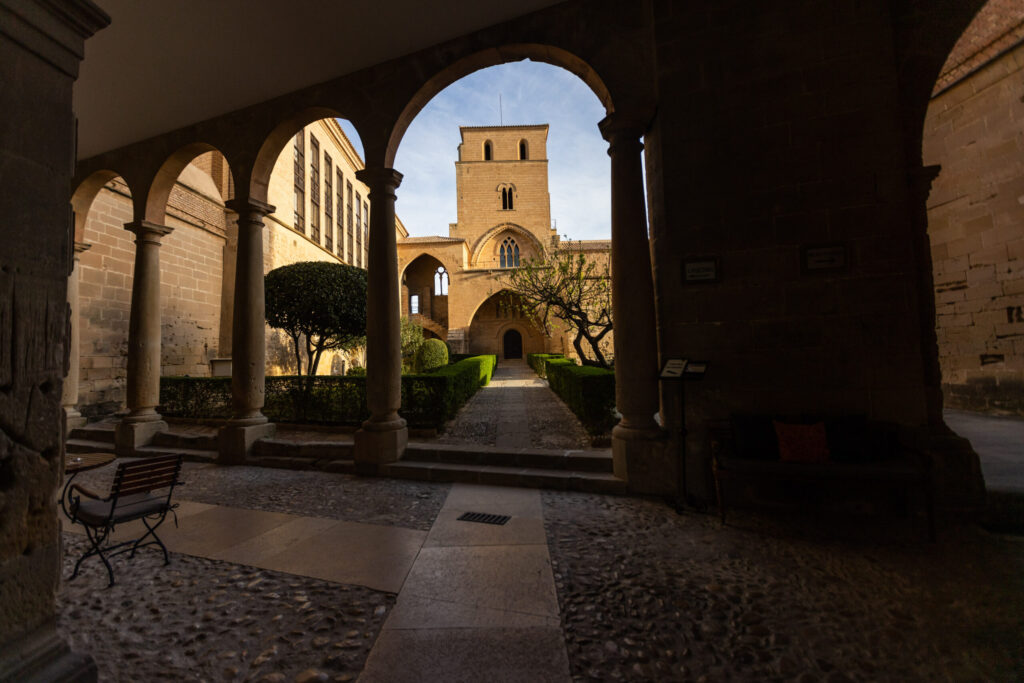Uno de los lugares con más encanto del Parador de Alcañiz es el patio con vistas a la Iglesia y la Torre del Homenaje
