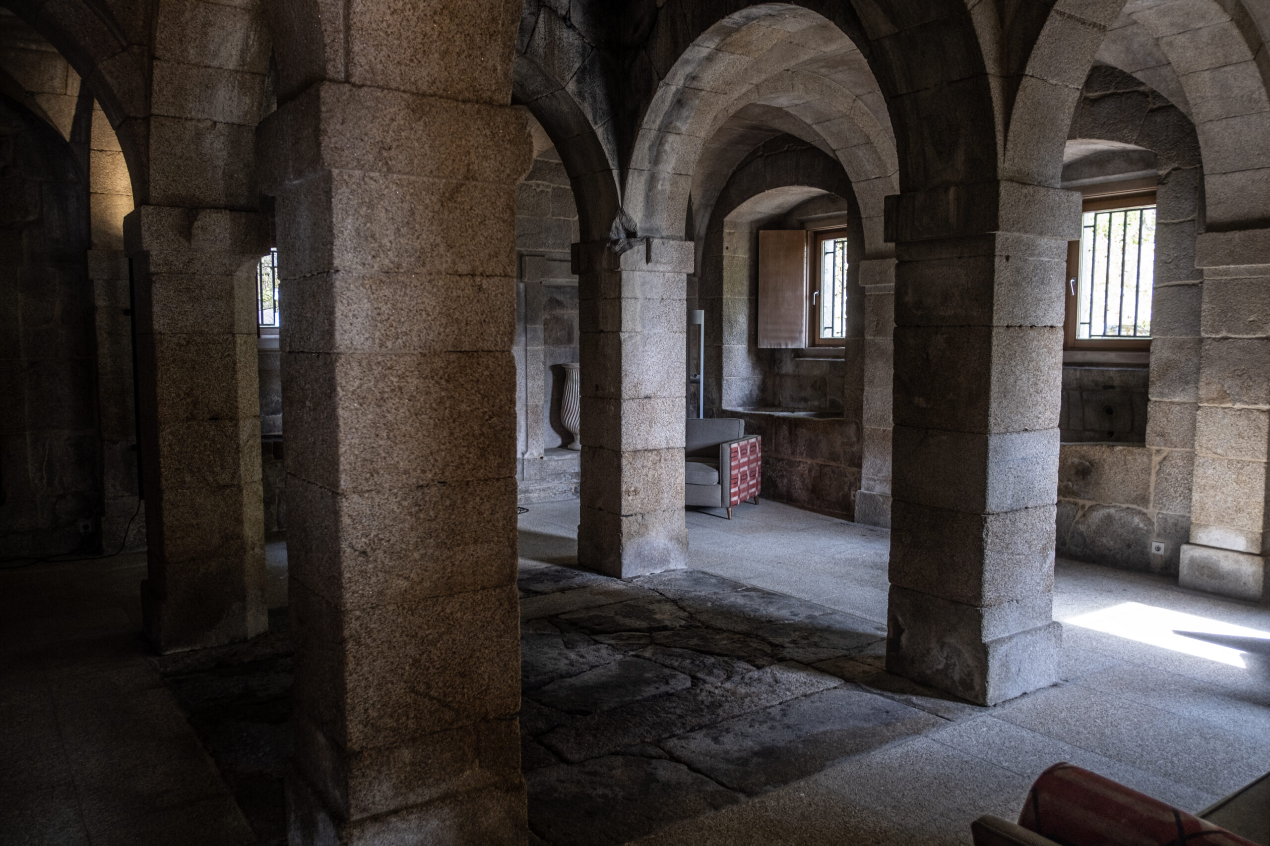 Zona de la antigua cocina con una gran chimenea de Santo Estevo