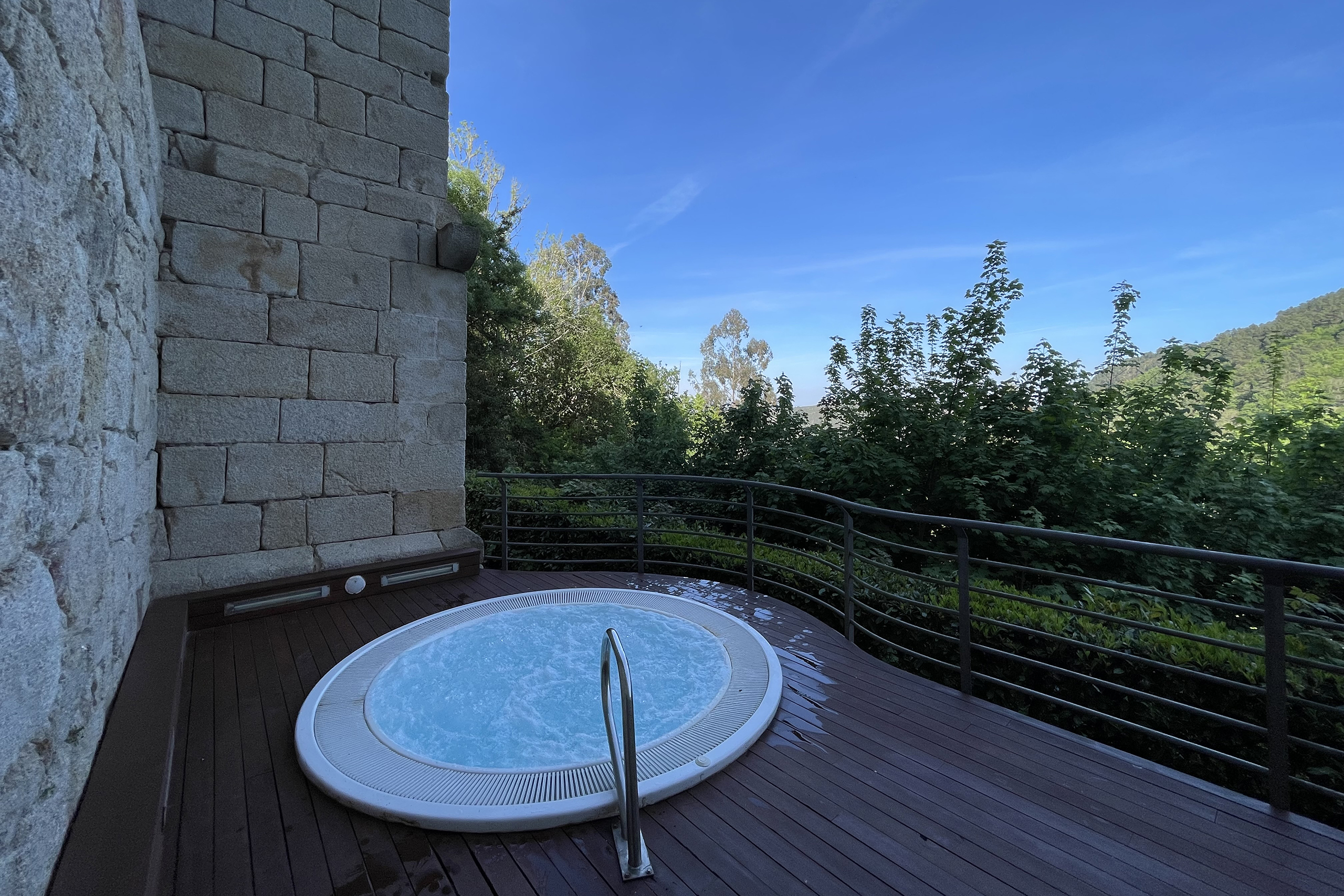 Jacuzzi exterior del Parador de Santo Estevo con vistas a la Ribeira Sacra