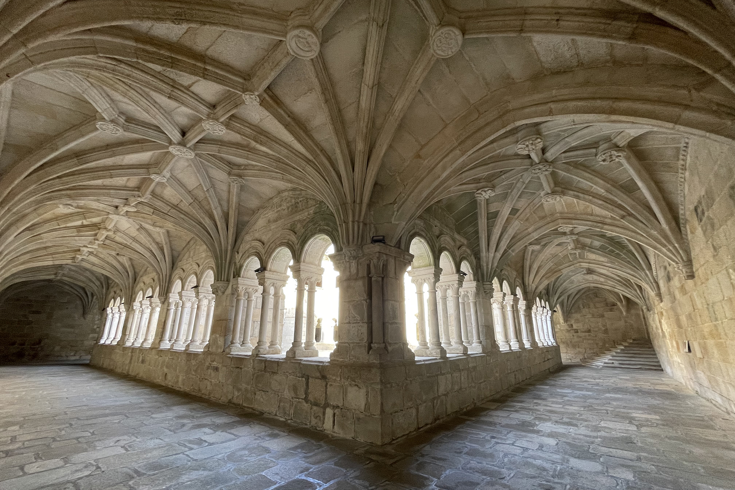 Claustro dos Bipos en el Parador de Santo Estevo