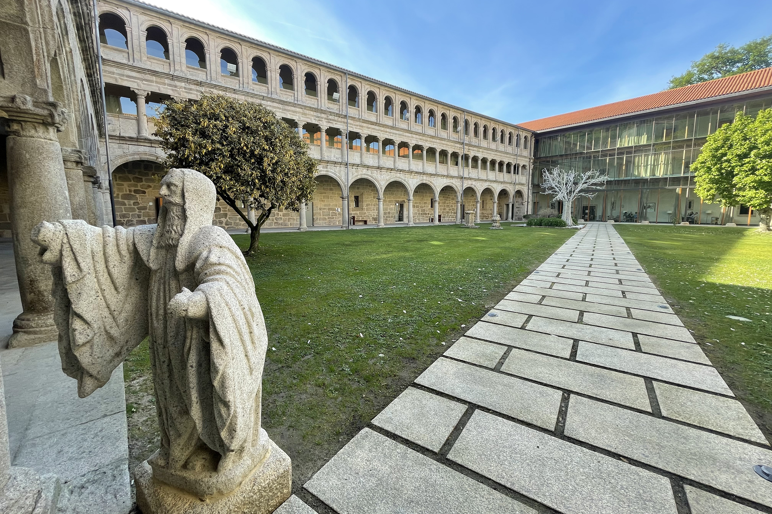 Entrada al Claustro dos Cabaleiros del Parador de Santo Estevo