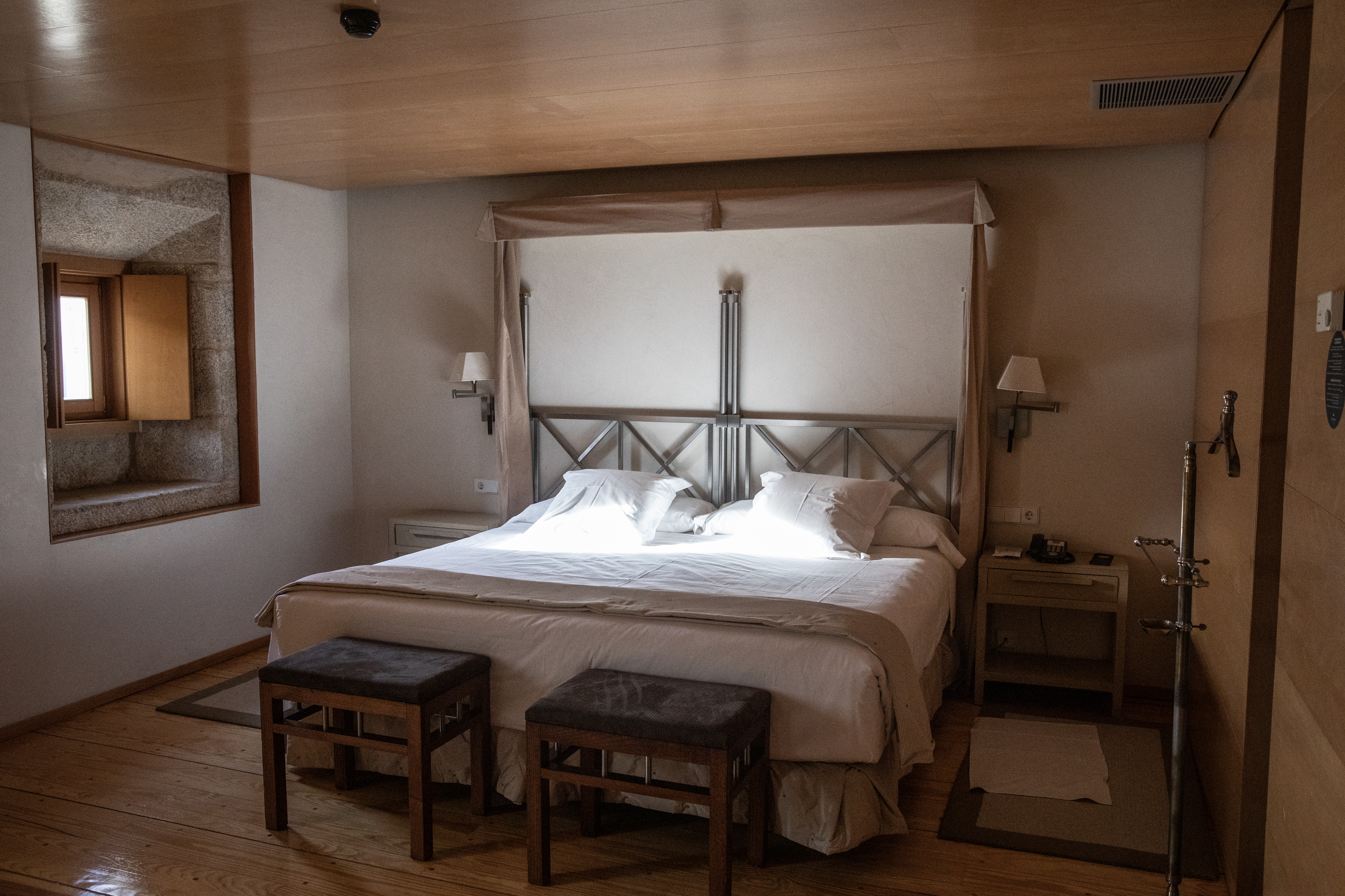 Una de las habitaciones del Parador de Santo Estevo