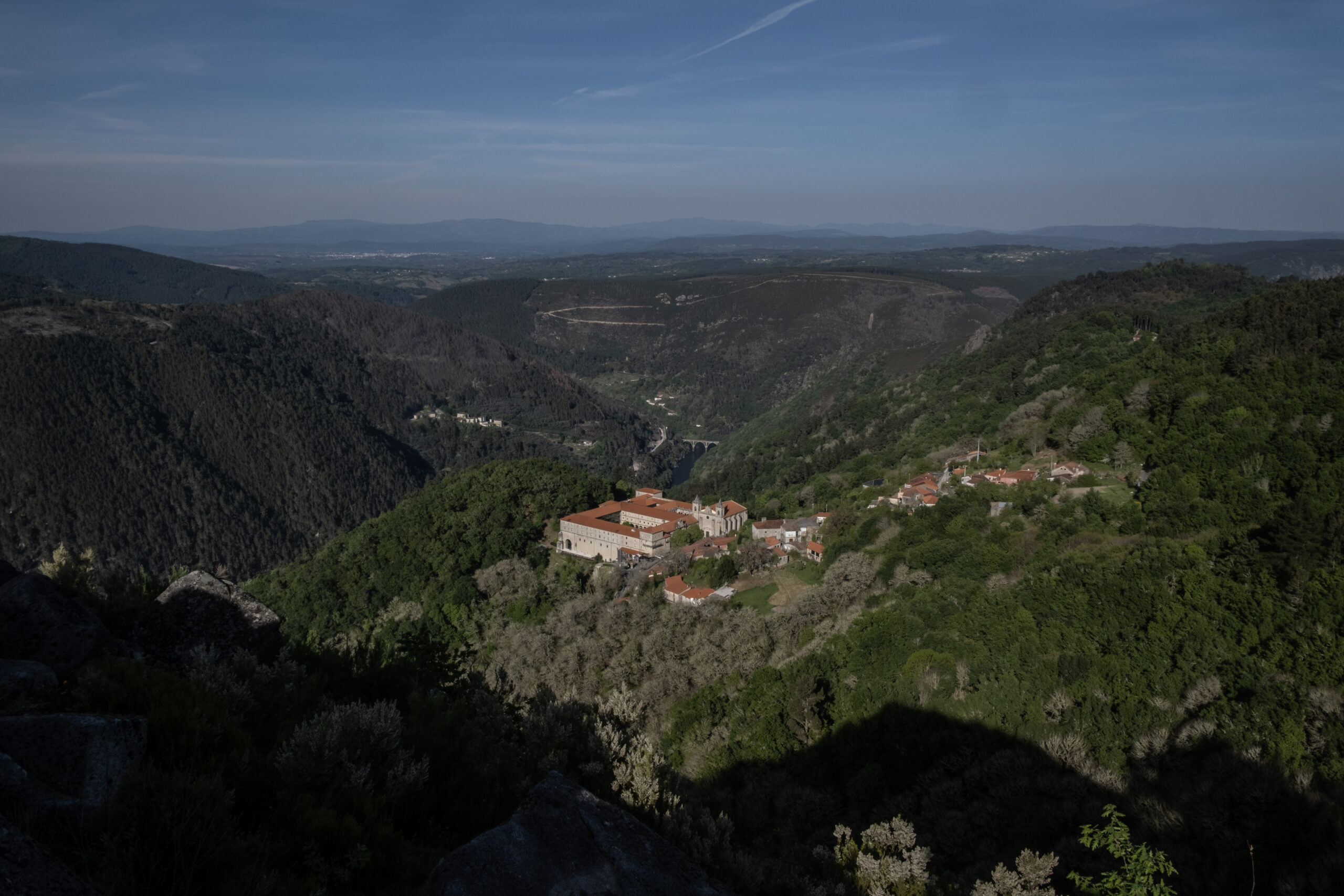 Panorámica del Parador de Santo Estevo enclavado en la Ribeira Sacra