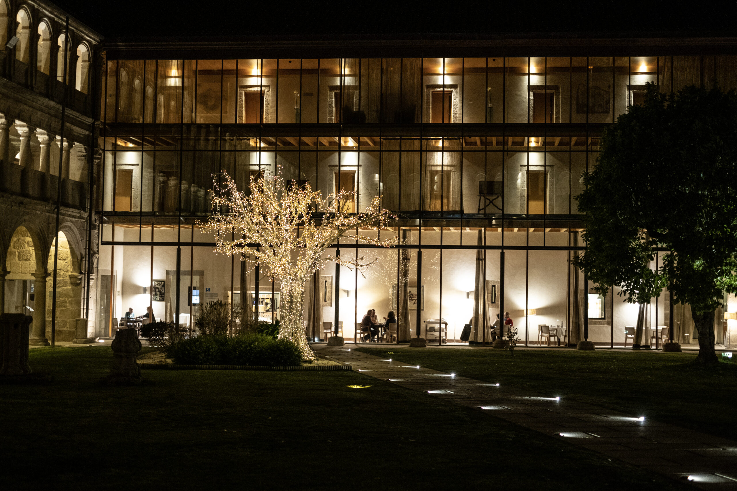 Claustro dos Cabaleiros iluminado al anochecer