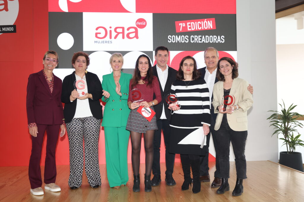 Las ganadoras junto a Sol Daurella, Carme Artigas, Carlos Martín y Frances Cosano